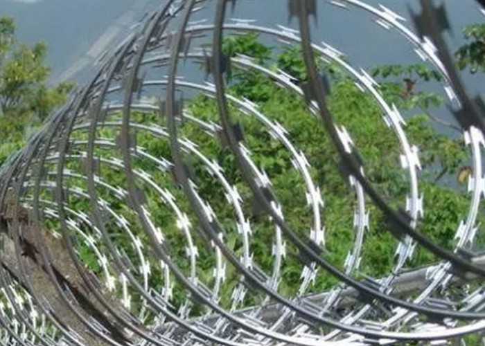 Bto-22 Razor Coil Barbed Wire Pvc Coated 500mm Diameter For Private House
