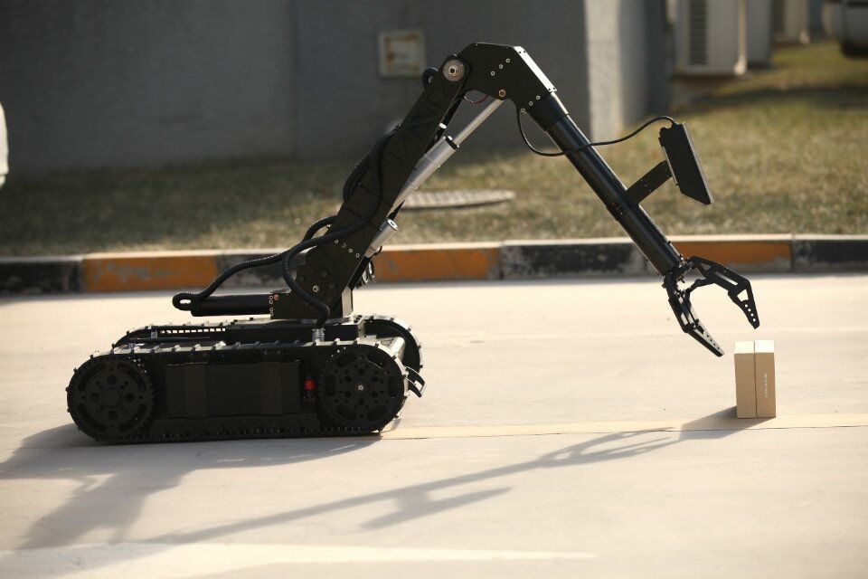 ER3 EOD Bomb Disarming Robot , Flexible Explosive Bomb Diffusing Robot
