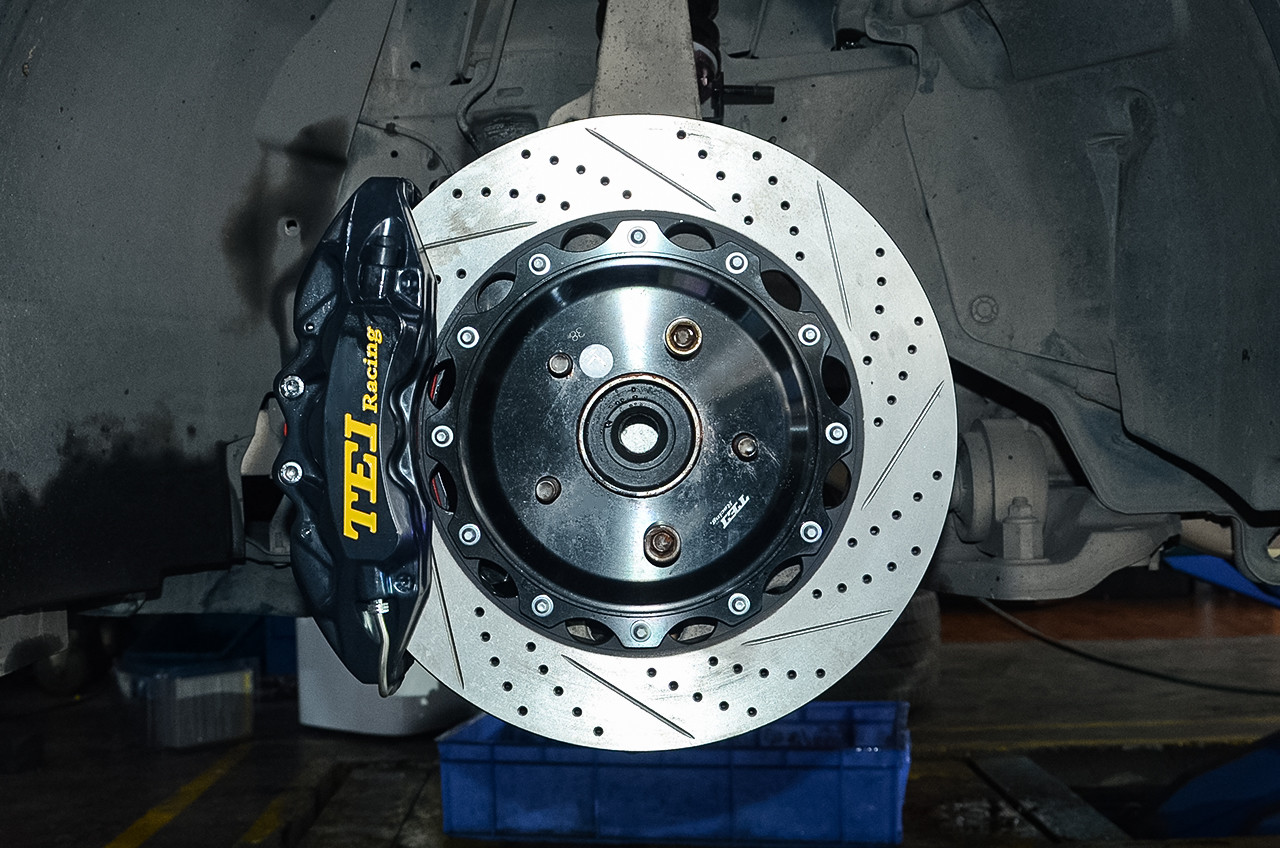 Big Brake Kit 355*32mm Rotor For Infiniti G37 Front 4piston Caliper With 345*28mm Rotor For Rear 18 Inch Wheel