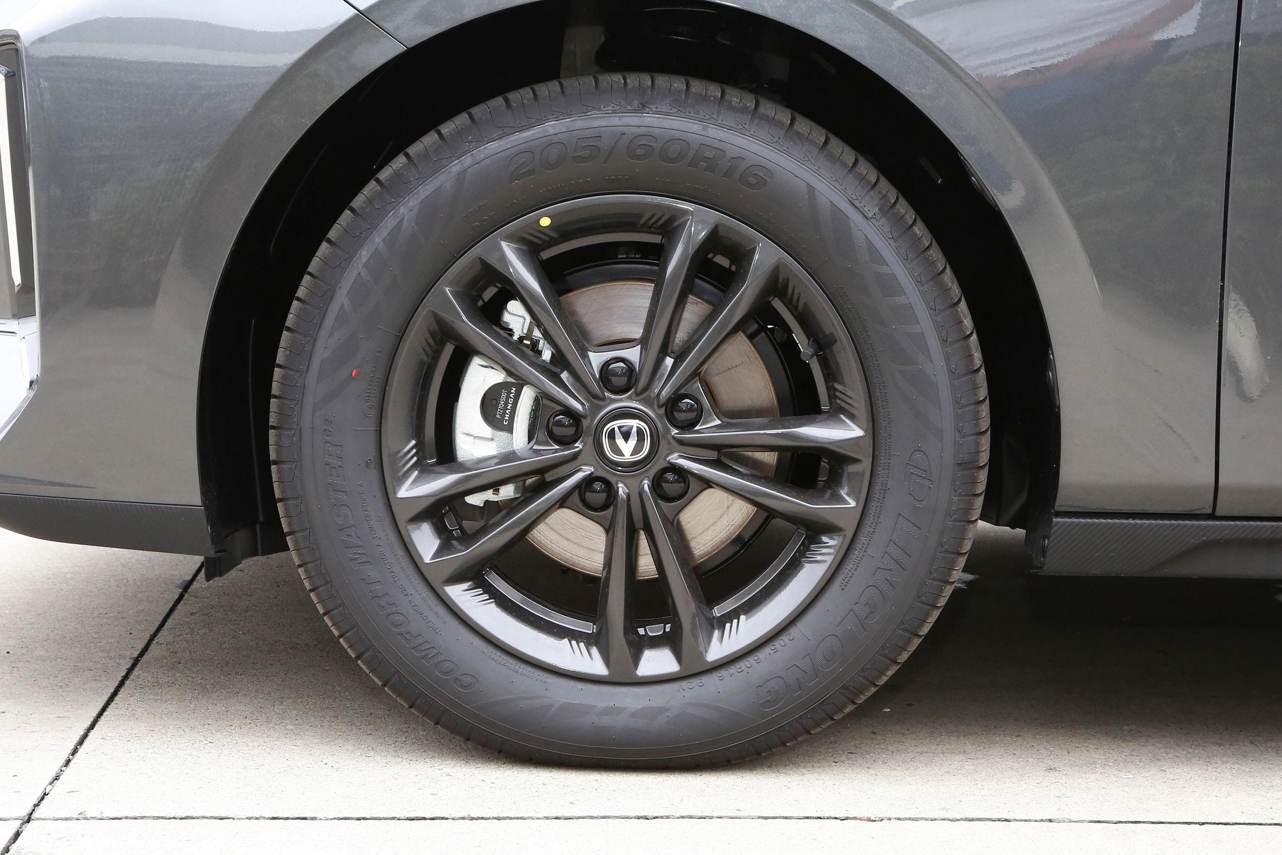 Changan Lamore 4X4 Sedan Cars Front-Wheel Drive 200KM/H High Speed Nars with Rear Radar and McPherson Independent Suspension