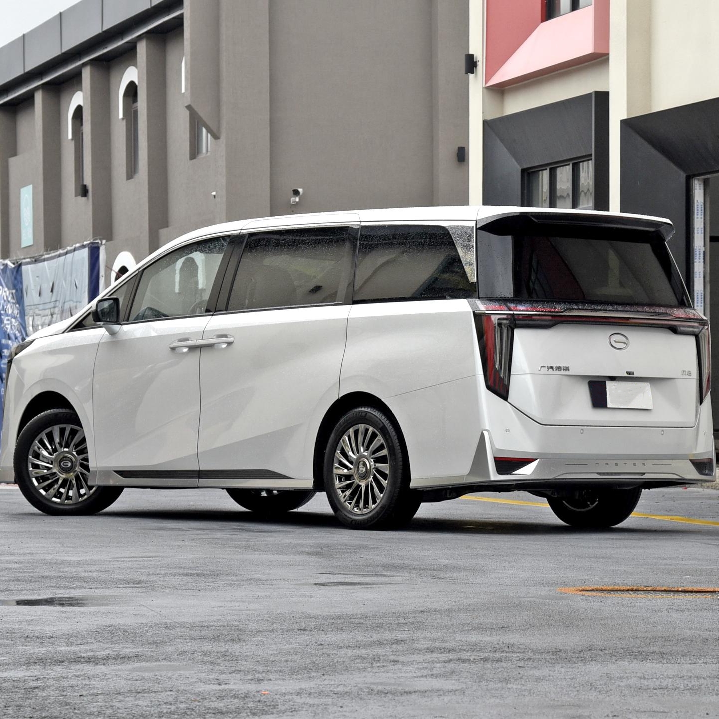 Car Entertainment System Equipped Trumpchi M8 6 7 Seats Gasoline Petrol Hybrid Mpv Car 2.0T Displacement
