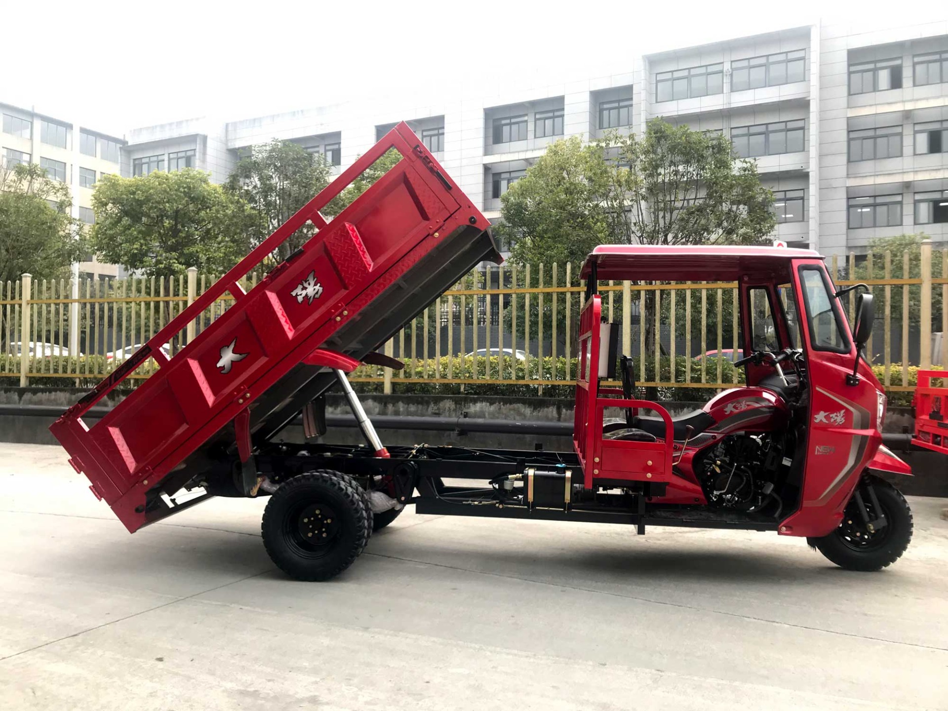 2021 Semi Cabin Motorized Cargo Tricycle 300cc with Integral Booster Drum Rear-Axle