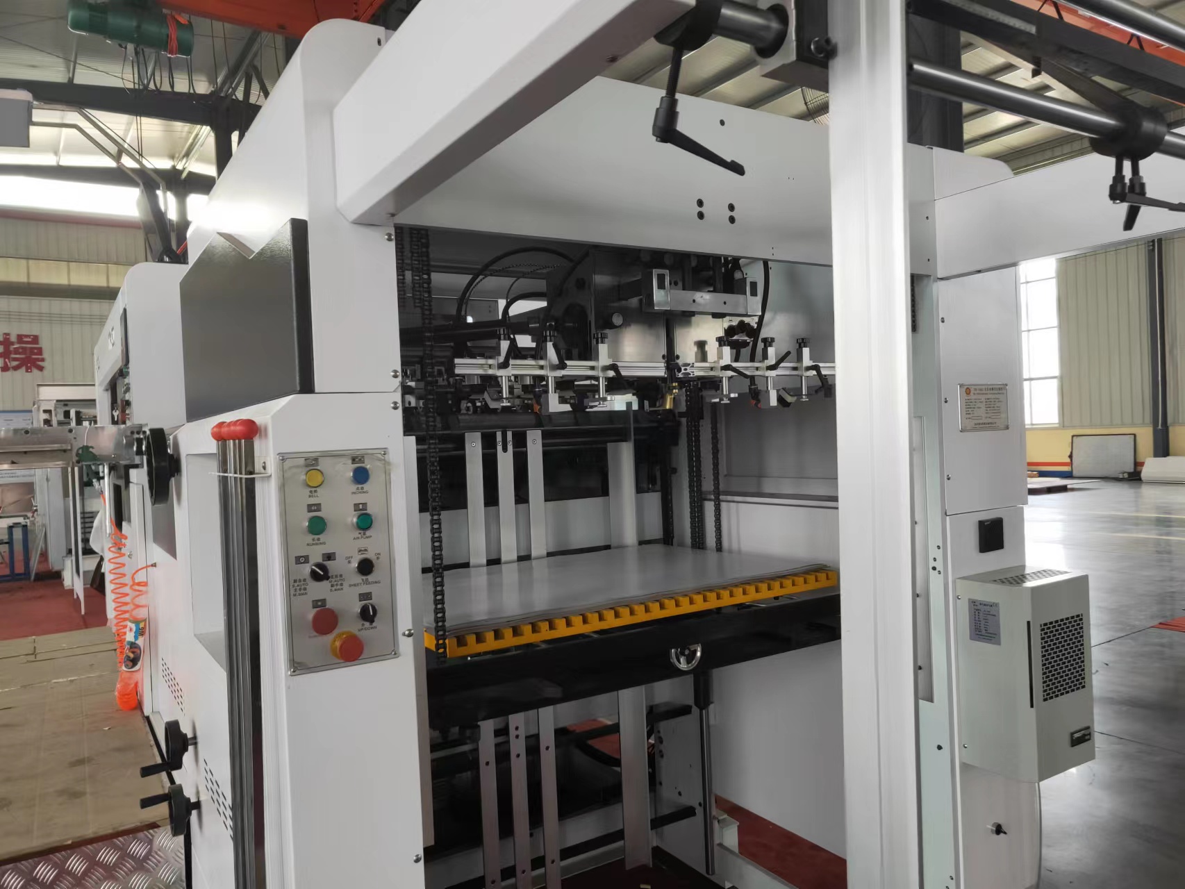 Die Cutting Machine for Cardboard Corrugating Carton in Garment Shops Packaging Line