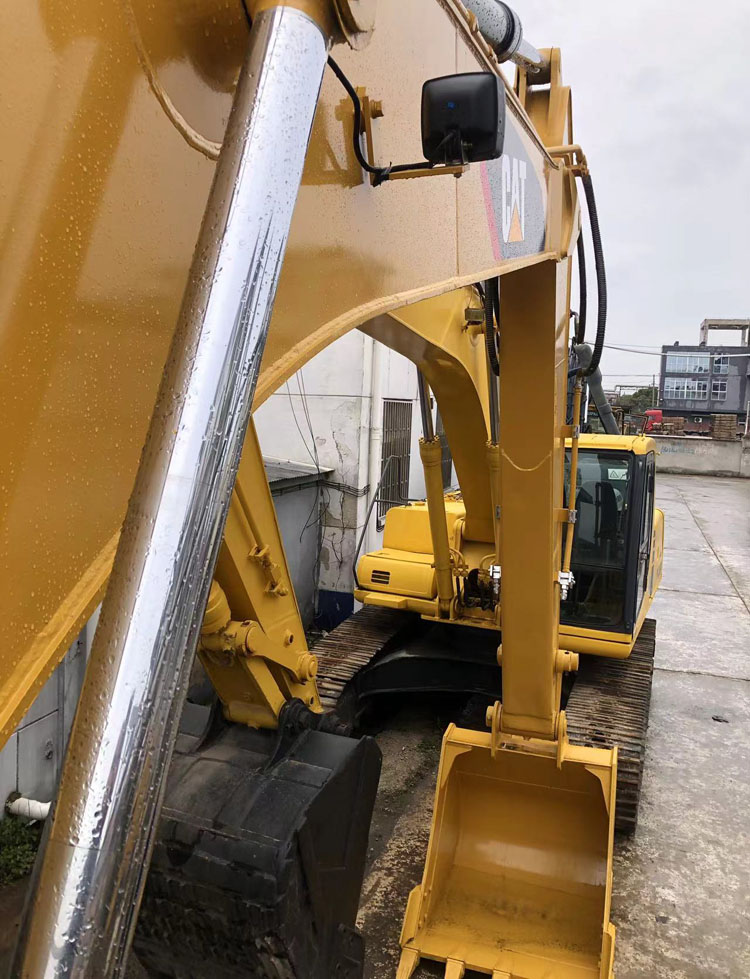 20930 KG Operating Weight CAT 320D Excavator in Japan with Original Hydraulic Valve