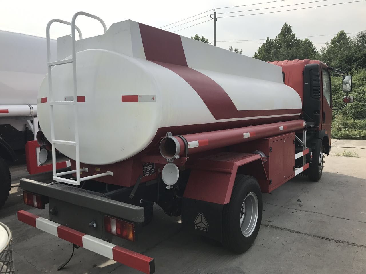 Red Color 85kw Fuel Oil Truck 5m3 Capacity With Pump And Gun CCC