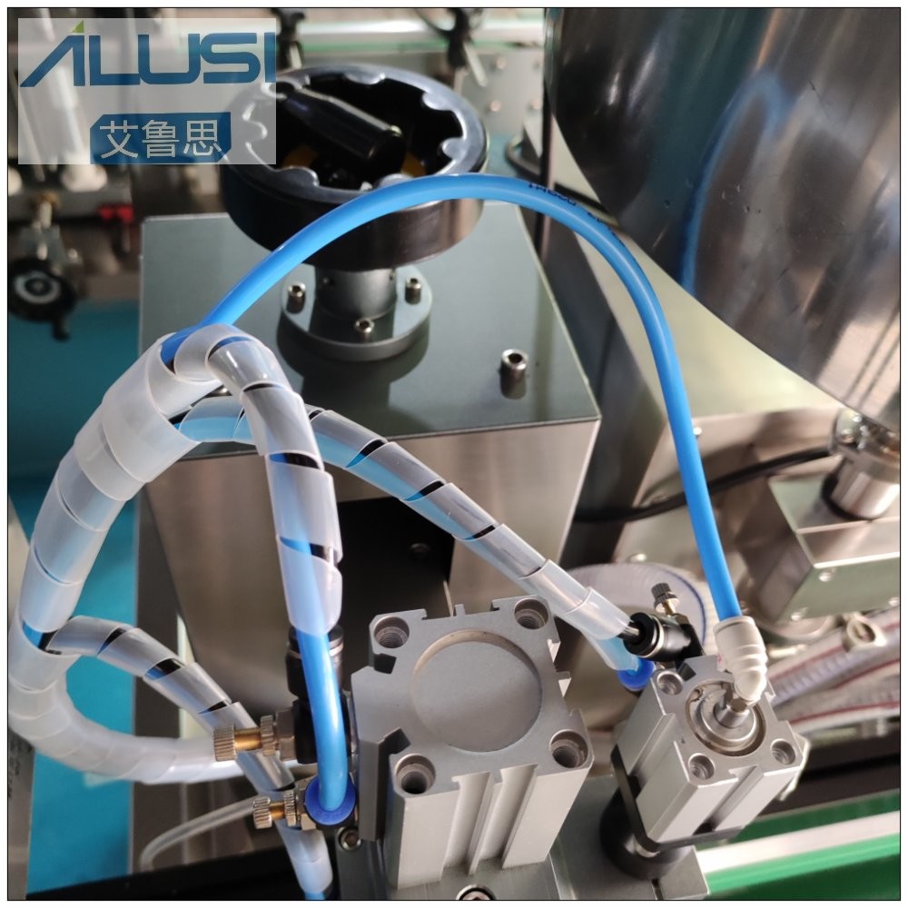 CE Certificate Gear Pump Paste Bottle Liquid Filling Machine 2000bph 11Kw