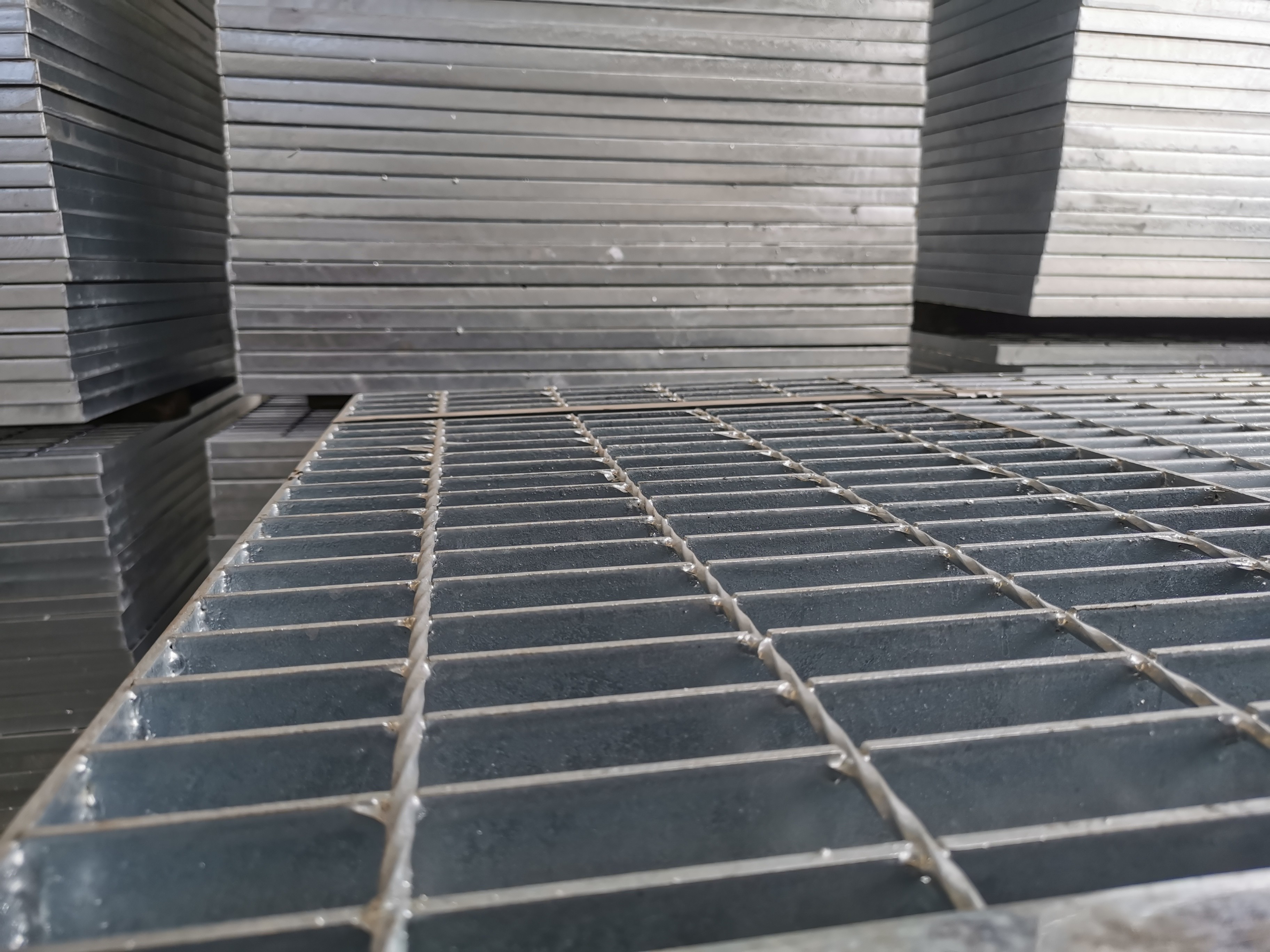 Flat Type 76mm Galvanised Steel Grid Heat Dissipation Stair Grating NAAMM Standard