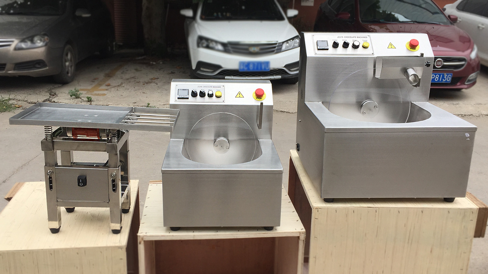 Automatic Chocolate Tempering Machine 30kg 60kg With Vibrating Table