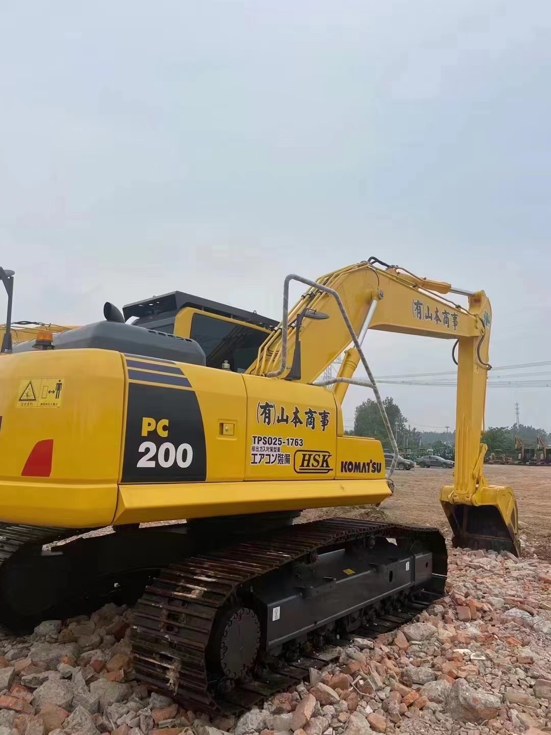 Secondhand Kumatsu PC200 Crawler Excavator with Original Hydraulic Valve