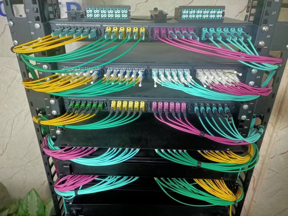 8 Fiber OM4 MPO to LC Patch Cord MPO to LC Fiber Optic Breakout Cable