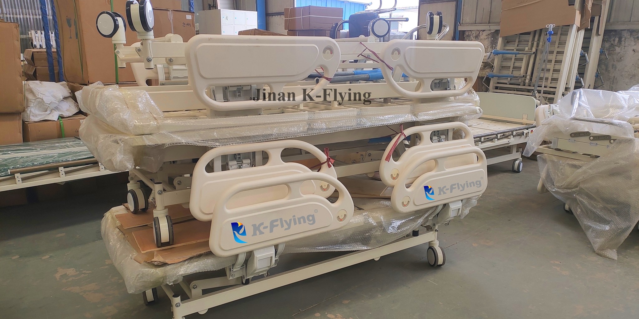 4pcs Castors Hospital ICU Bed Intelligent Model 260 Kgs