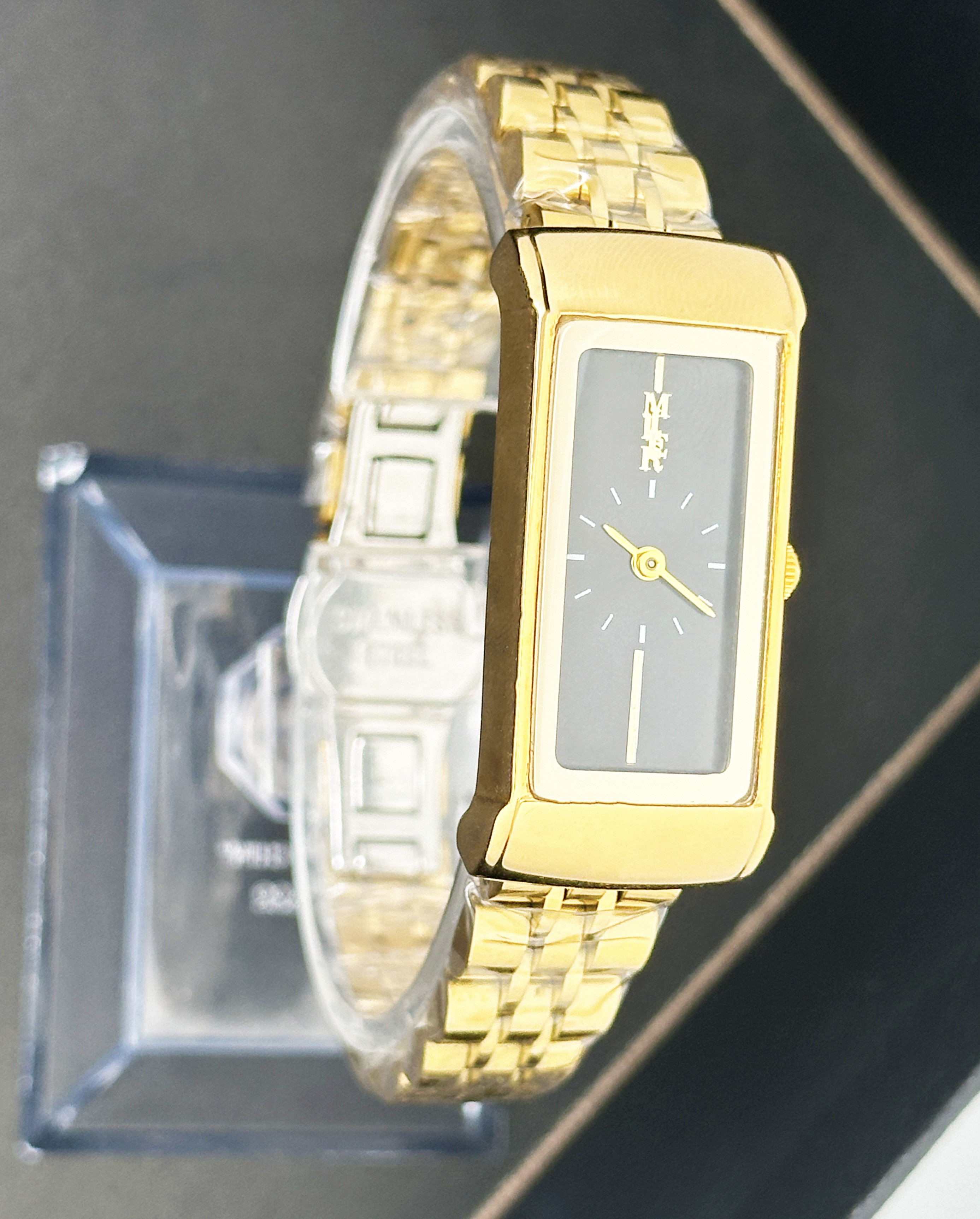 Black Dial Luxury Ladies Stylish Wrist Watch With Stainless Steel Strap