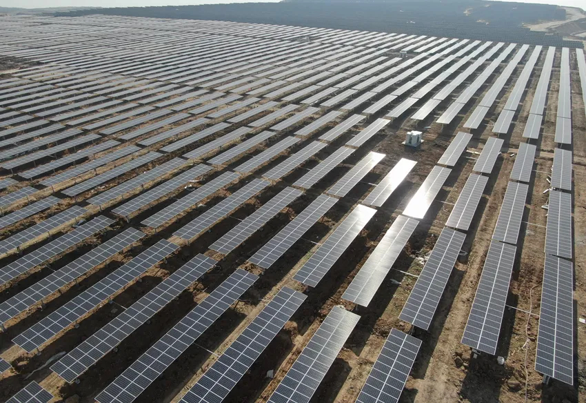 Photovoltaic brackets that follow the trajectory of sunlight to increase photovoltaic power output