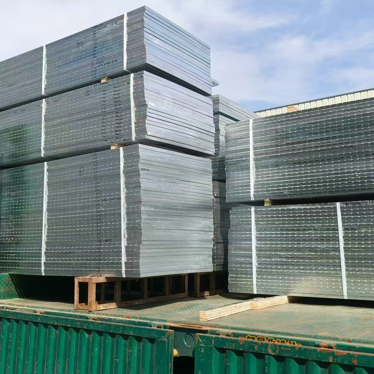 2mm Flat Bar Heavy Duty Galvanized Saw Tooth Steel Grating With 40mm Bearing Bar Spacing
