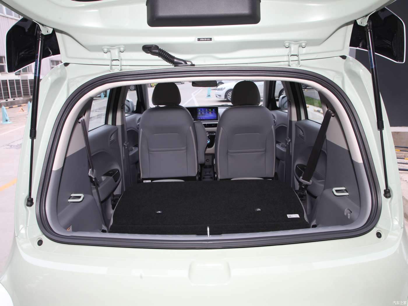 Pure Electric 48 Horsepower ORA White Cat 305km Range 4-Seater Hatchback Energy Vehicle 0km Used Mini Electric Car Adult