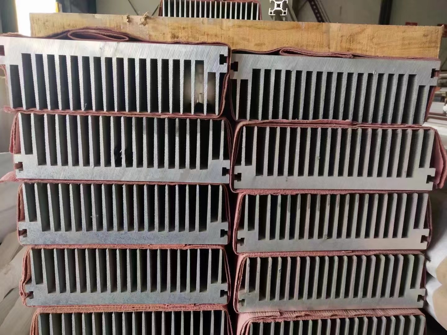 Stamping Aluminium Heat Sink Profiles With Drilling Locations Alloy T8