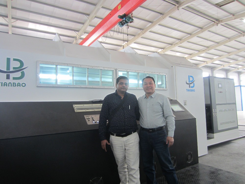 Manufacturing Vacuum Metallizer Needs 380V Vacuum Metallizer Machine for Plastic Coating