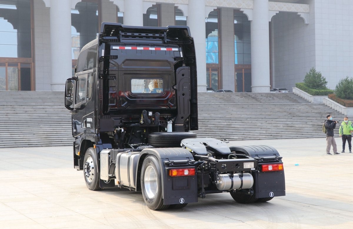 Top Choice Reliable Diesel left Driving EURO Ⅲ Shacman X5000 4x2 6x4 Tractor