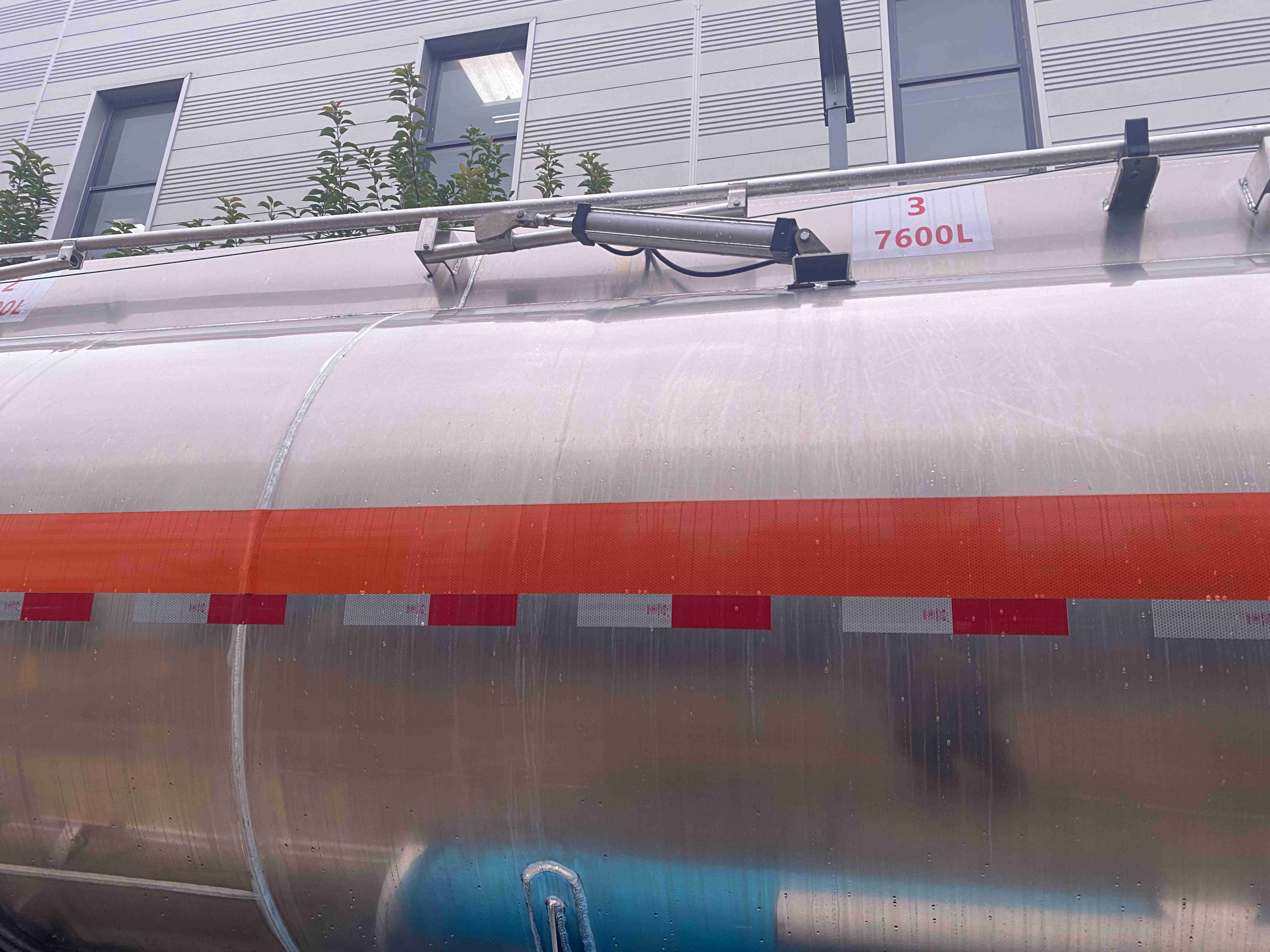 Chinese Supplier Offers 60000-Liter Aluminum 3-Axis Alloy Oil Tanker Truck Semi-Trailer Made Of Steel