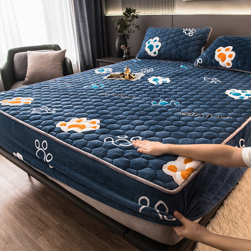 Hot Luxury Bedding Set 3 pcs Milk Velvet Bed Spread Coverlet with Customized Color