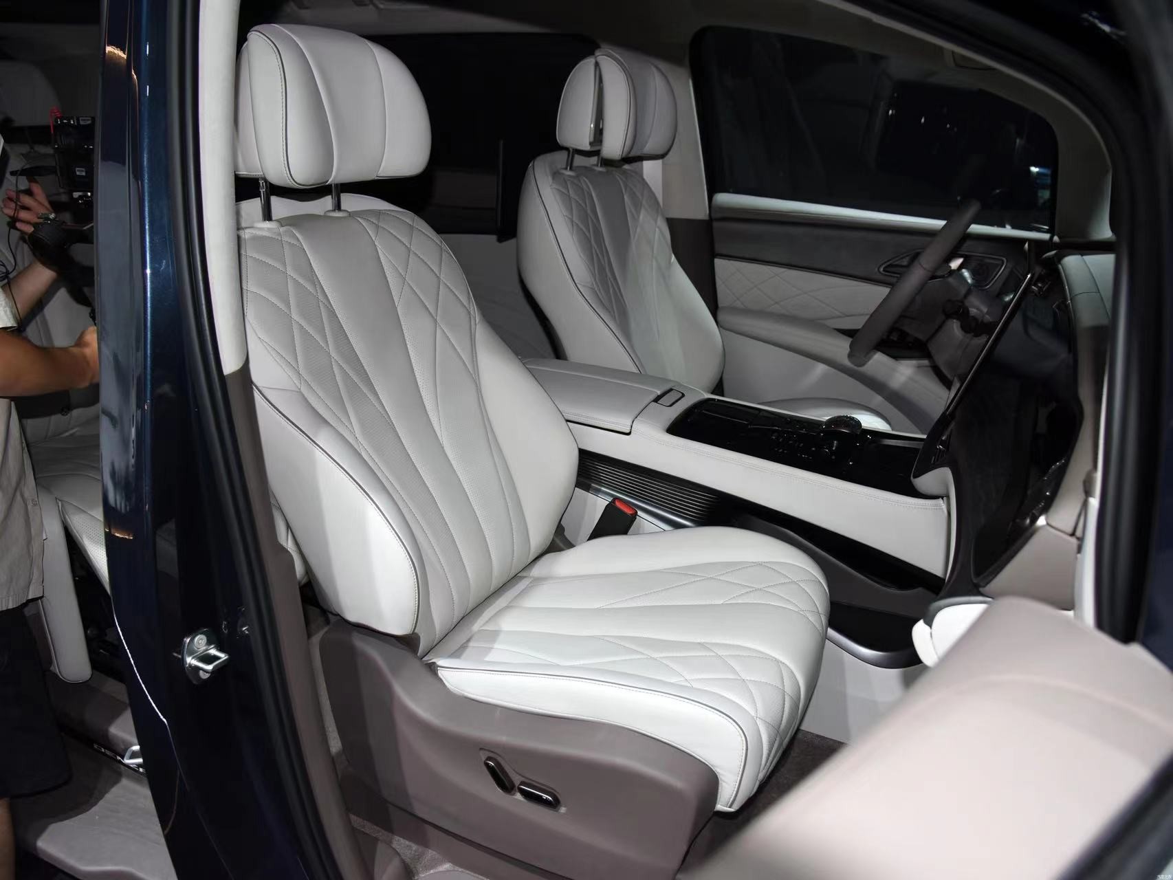 Denza D9 2022 EV 600 4WD Zunrong Version Large MPV Luxury New Car 5 Door 7 Seats