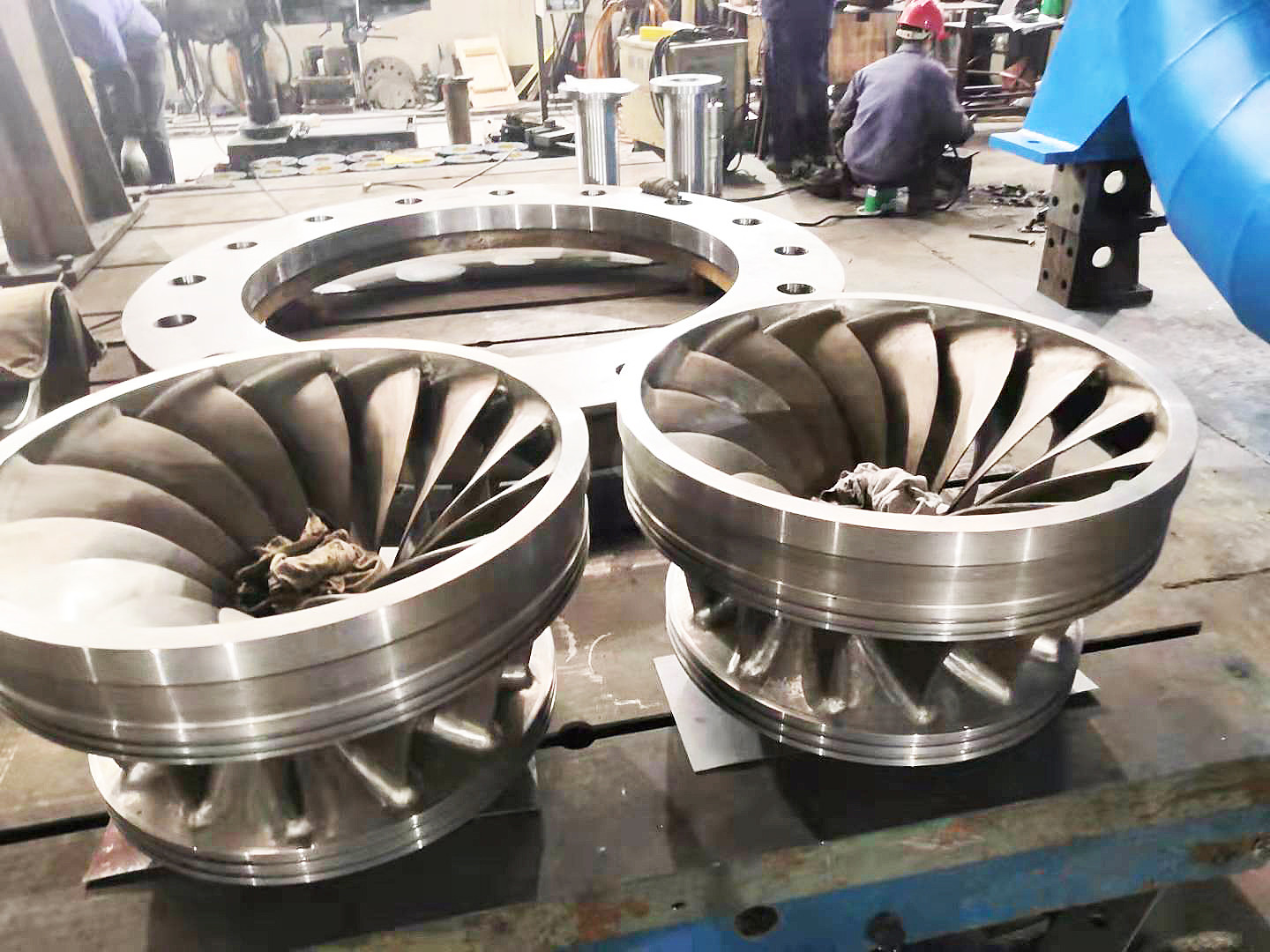 Stainless Steel Vertical Francis Turbine Generator with 400V - 10kV Voltage for Water Head Range 20m - 300M