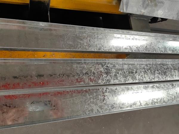 Z40 0.4mm 1250mm Big Bright Spangle Hot Dip Galvanised Steel GI Coils For Rolling Door and Floor Deck DX51D
