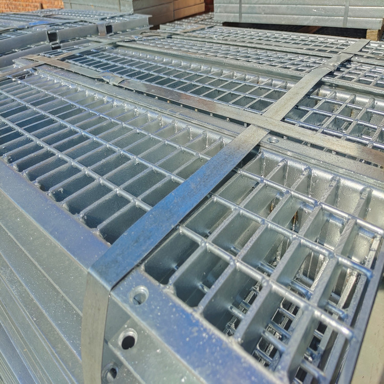 1.5mm Thickness Serrated Steel Grating 303/40/100 Anti Corrosion