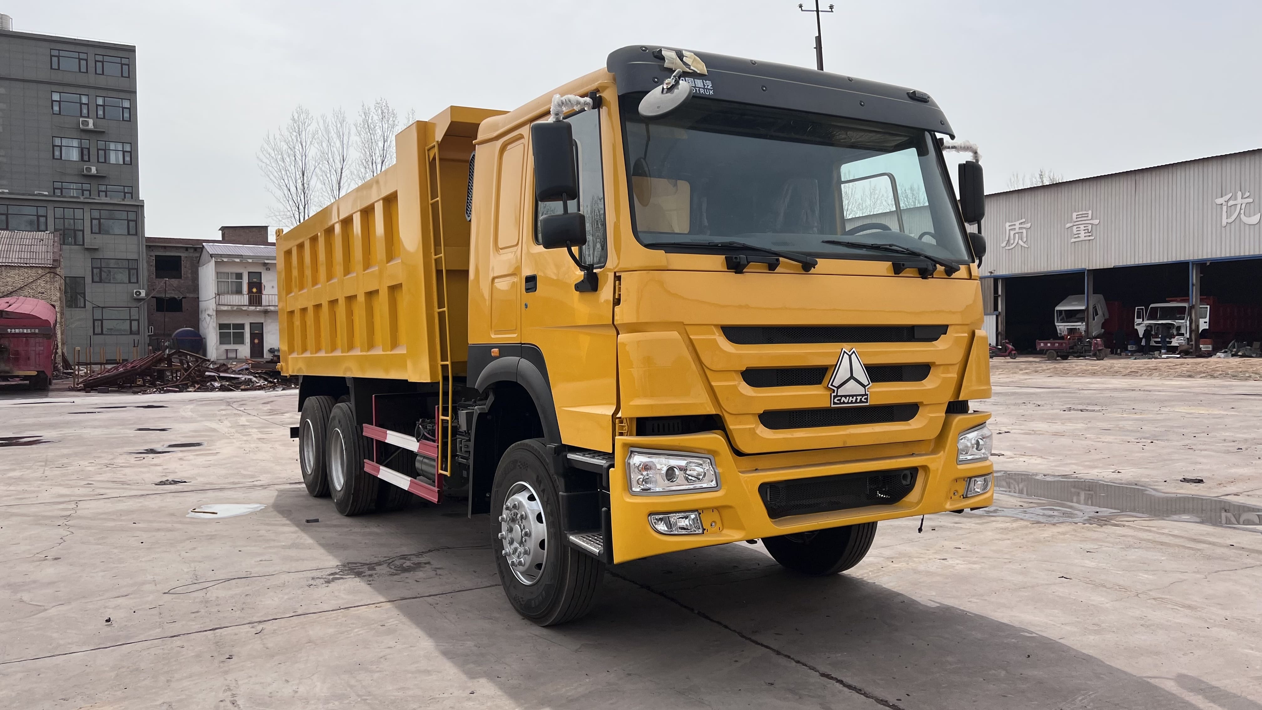 Affordable Refurbished Sinotruk Howo 375HP 6x4 Dump Truck with Manual Transmission