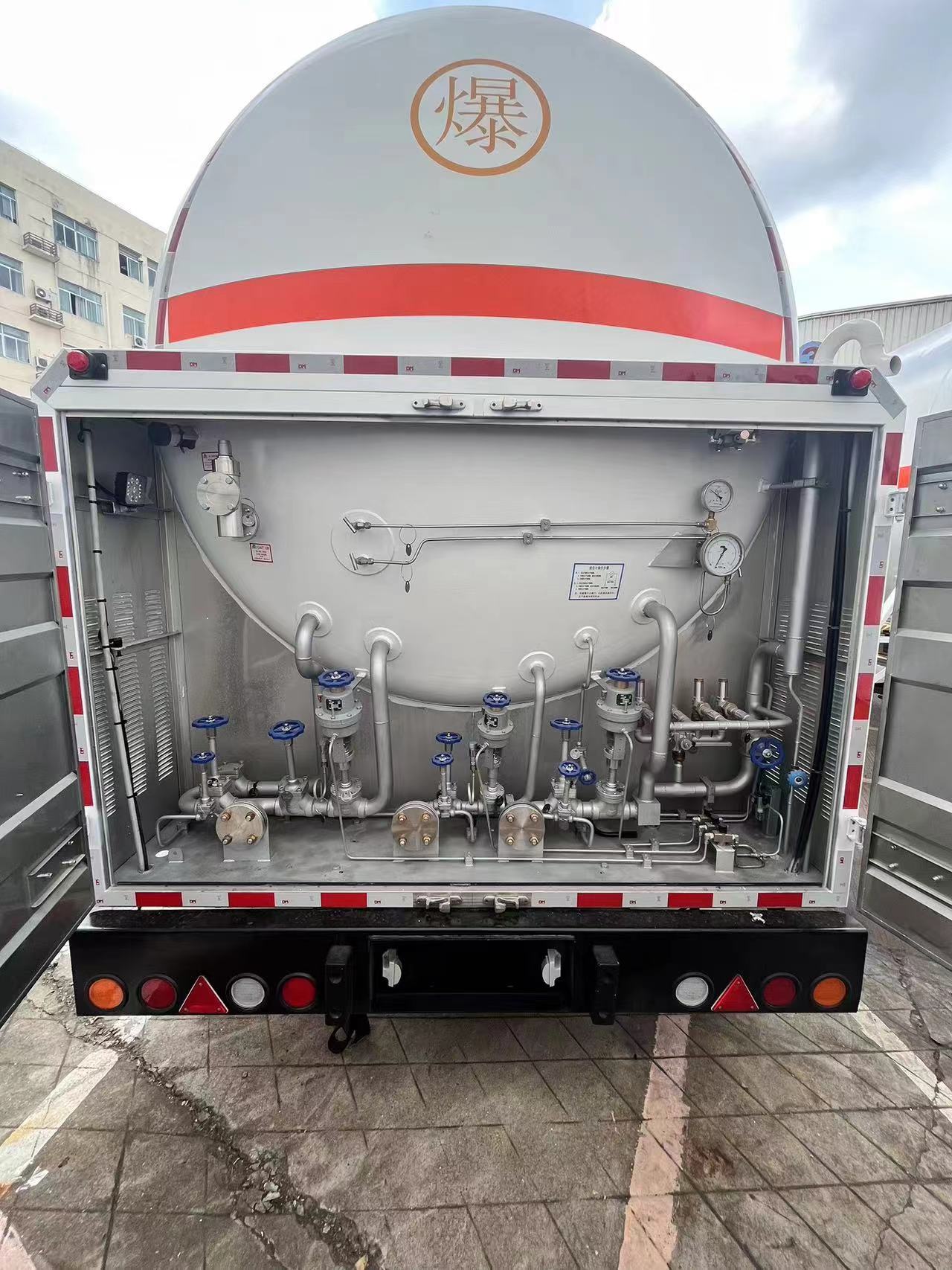 CIMC S30408 Q345R 3 Axles 13200*2540*4000mm total capacity 52.6cbms air suspension Yosts landing leg 50# traction pin LNG Tanker