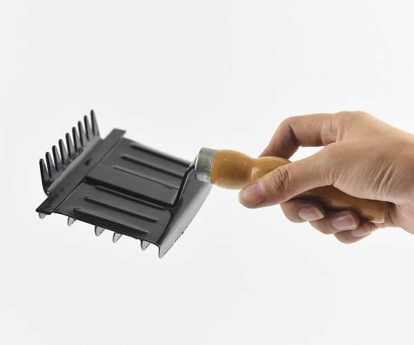 Wooden Handle Horse Grooming Curry Comb Arch Shape For Quick Grooming