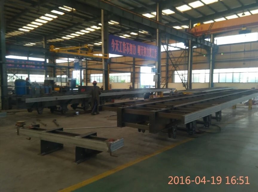Q345 Material 4 Axles Low Bed Semi Trailer Trucks With 12.00R20 Model Tire For 50T Load Capacity With 3.5 Inch King Pin