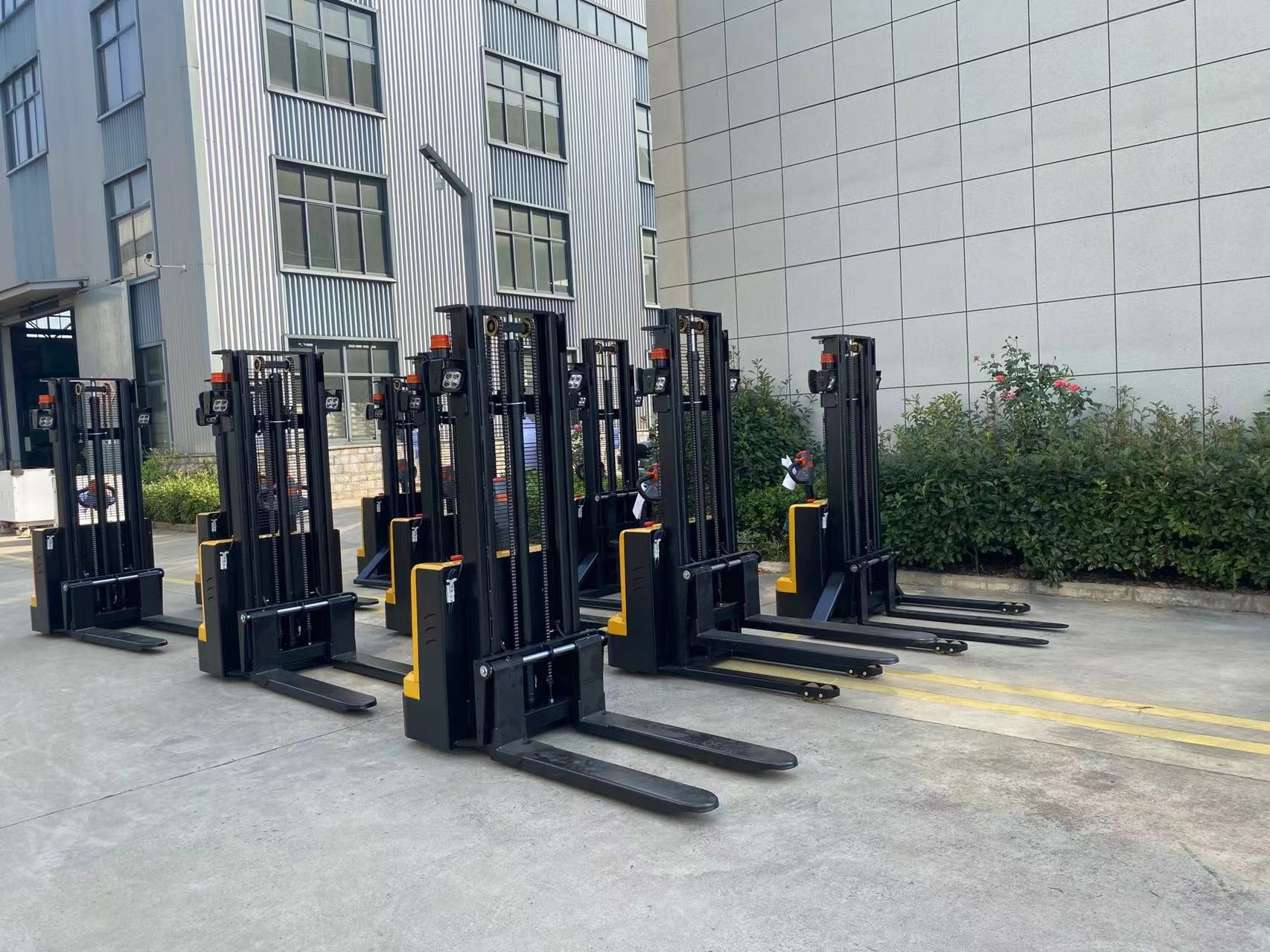 Battery Operated Fully Electric Pallet Stacker With 0.75 Ton Capacity