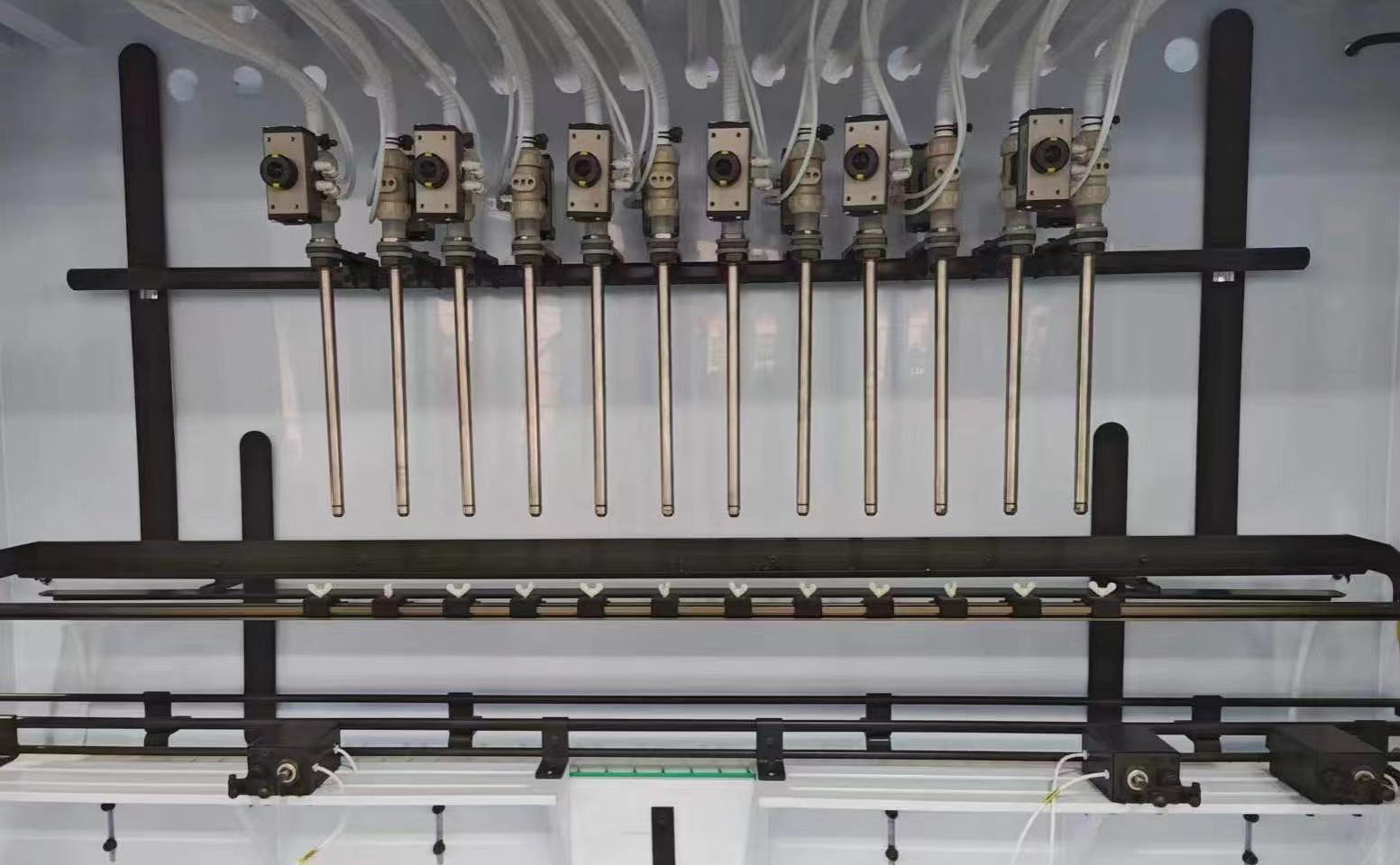 Pesticides Round Bottle Microcomputer In Line Anti Corrosion Gravity Filling Machine