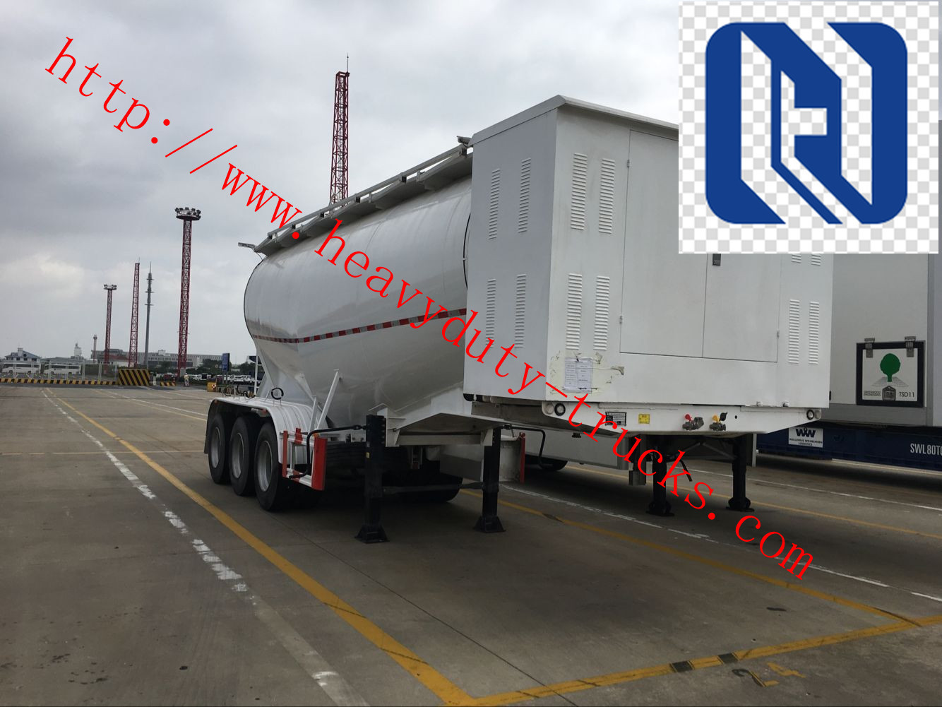 Sinotruk 40M3 3 Axles 2 Apartments Large Capacity Diesel Trailer Semi Truck / Fuel Tanker Truck