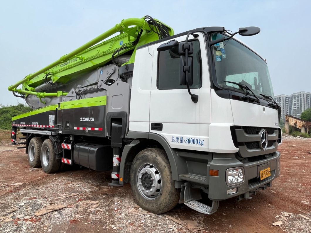 Zoomlion Concrete Pump Truck 47 Meters Installed on The Mercedes Car
