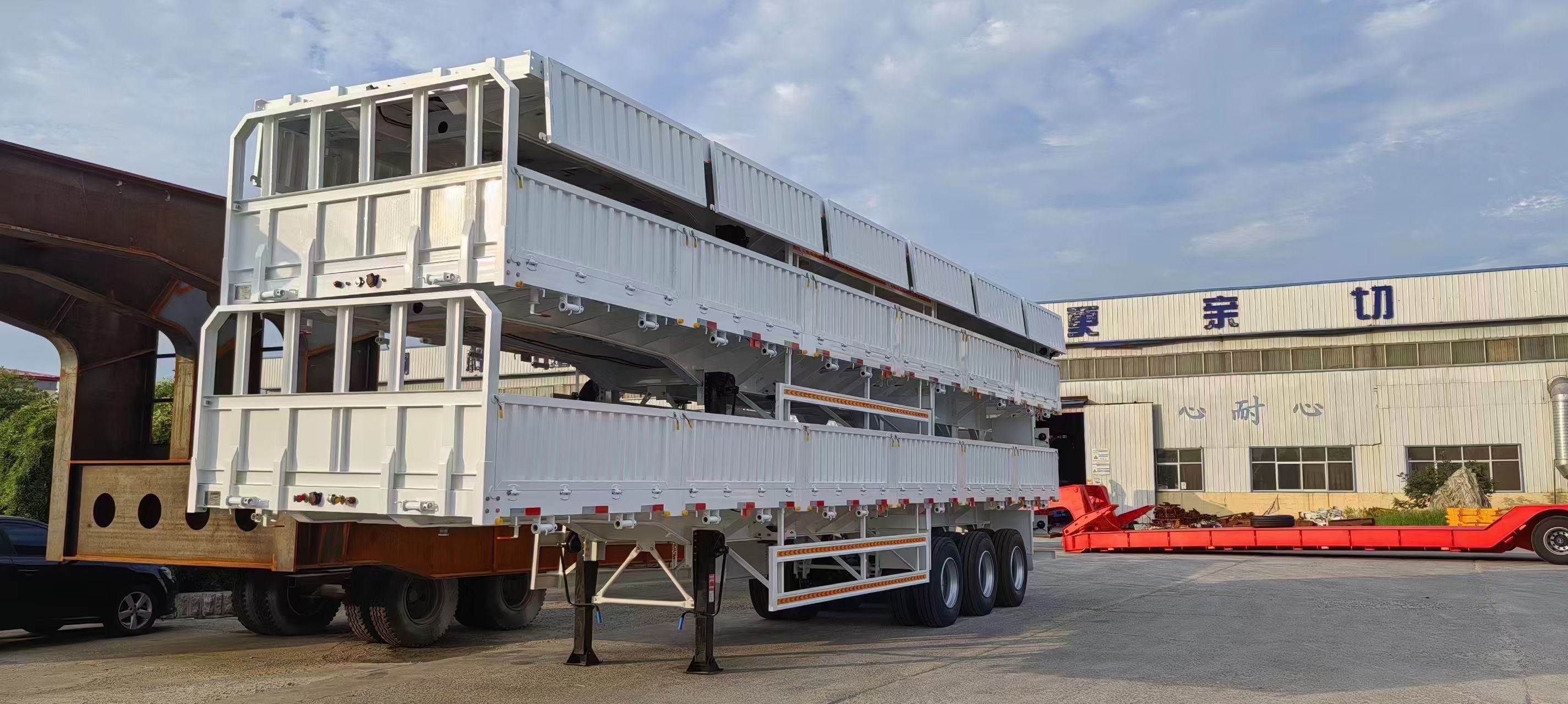 Flatbed Trailer 3 Axle 4 Axle 40T 60T Flatbed Semi Trailer For Crane Excavator Container Shipping