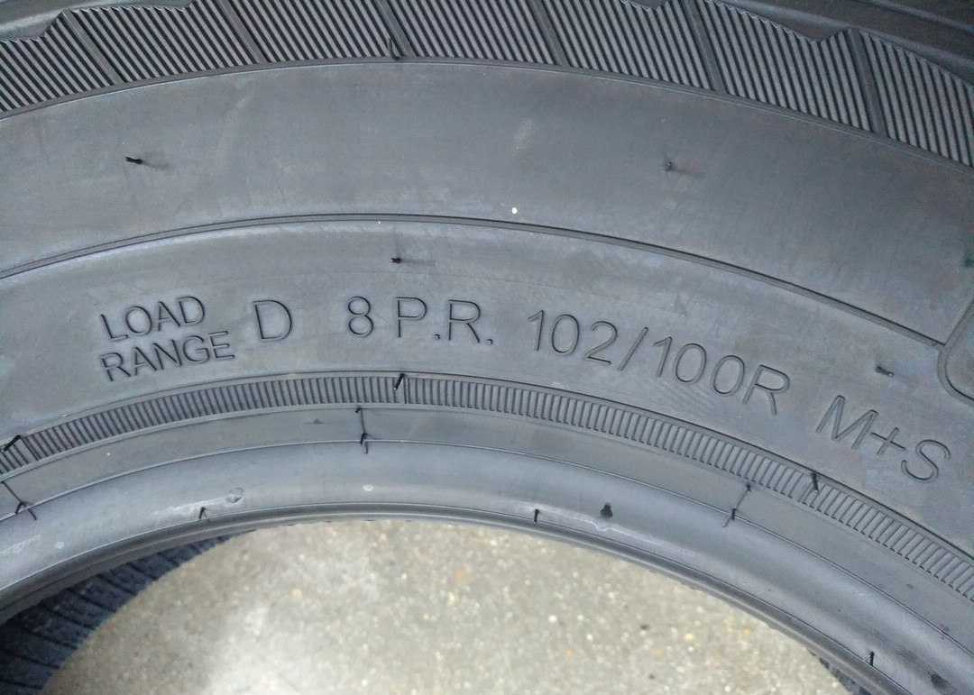 Fuel Efficiency Semi Steel Radial Tire , Lightweight Truck Tires C Wet Grip 185R14LT