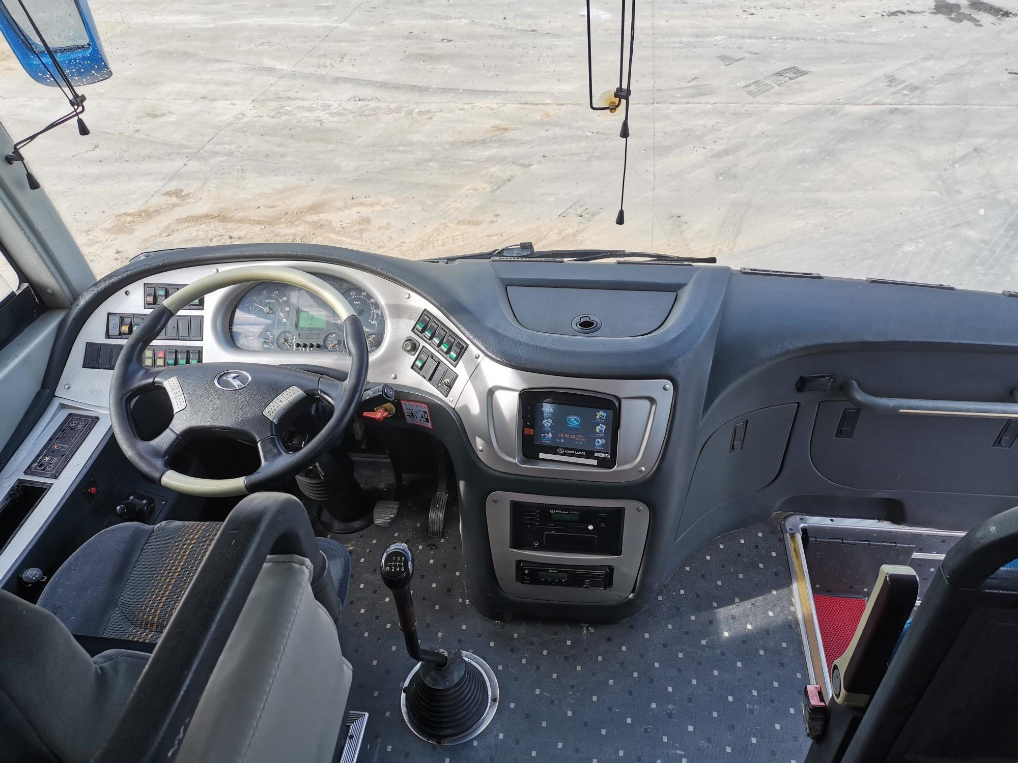 XMQ6802 Used Bus Kinglong Left Steering Coach 35seats Electric YC4G 147kw Air Bag Suspension