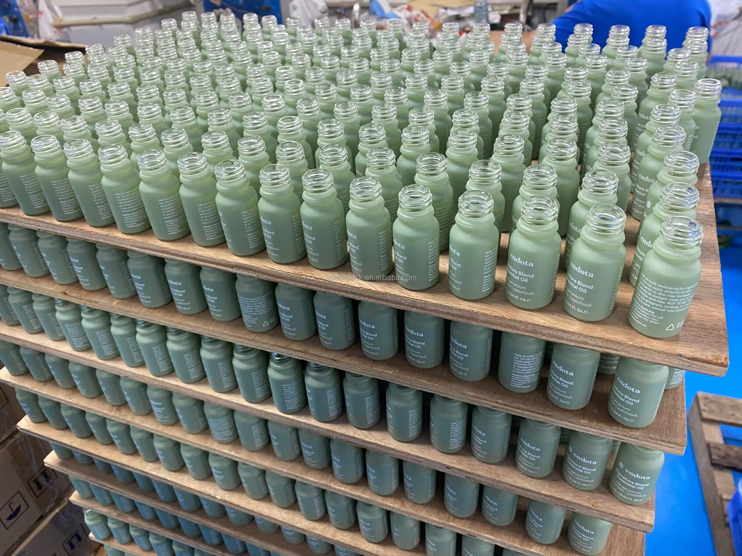 Industrial Cosmetic Elegant 30ml 50ml 1oz 2oz Green Empty Oil Serum Dropper Bottles with Box Customize Unique Cone Shape