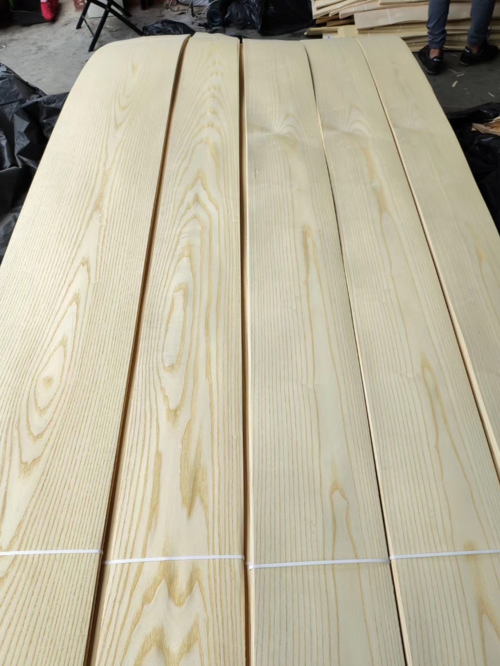 Hot Sale White Ash Natural Wood Veneer 0.3mm/0.45mm/0.5mm/0.6mm Straight Grain Ash Veneer Wood Veneer Sheets Wall Panels