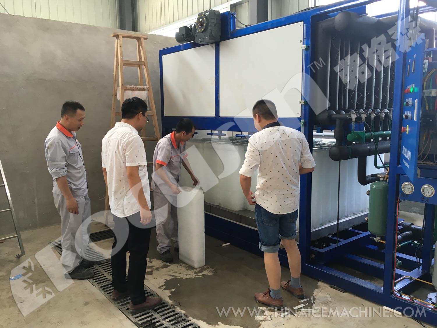 Direct Cooling 5 Ton Block Ice Maker for Industrial PLC Control 6200*2000*2250mm Size