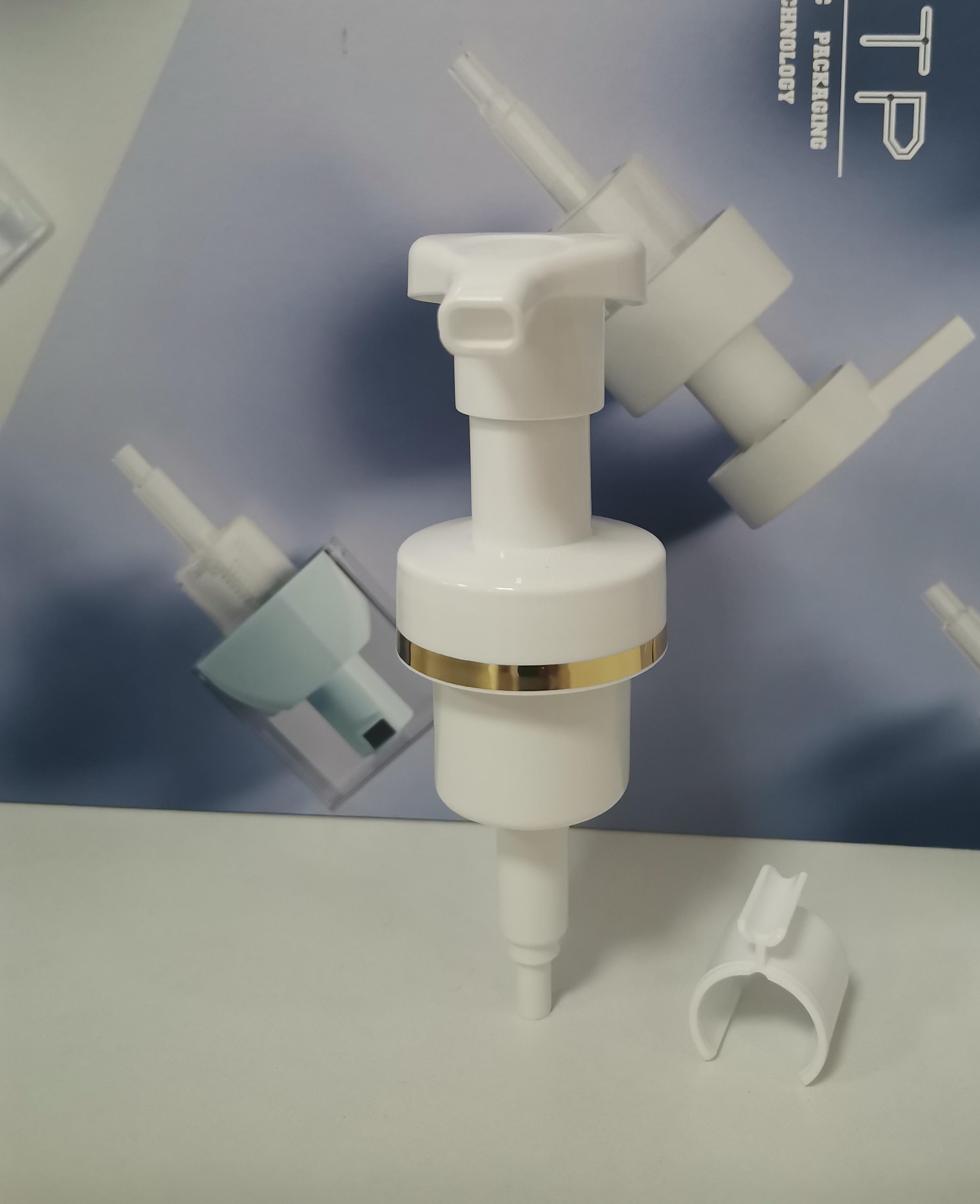 Plastic Lotion Bottle Pump With 0.8-1.5CC Output And Screw On Closure Gold stamp