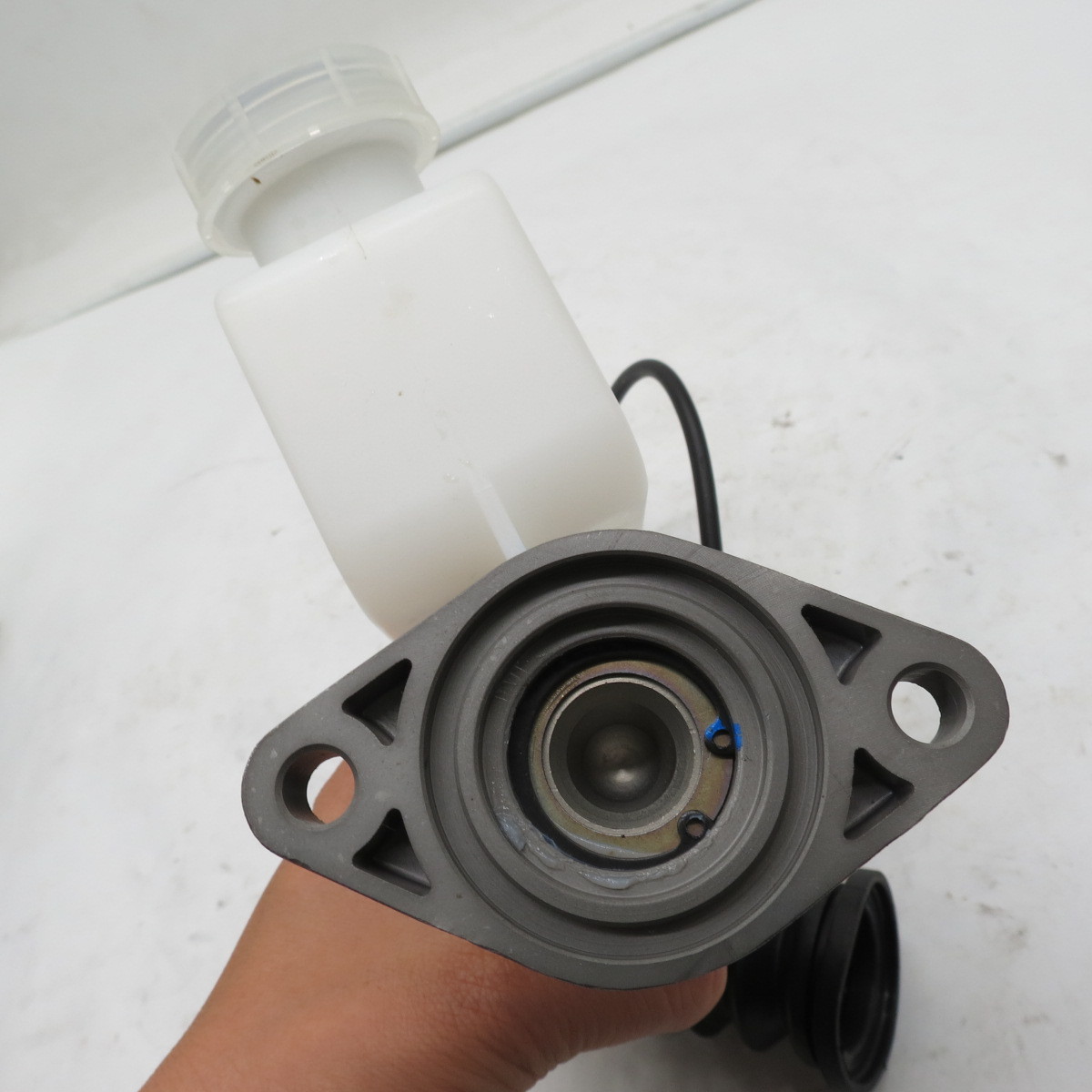 Selling Clutch master pump oil can 5801475914Selling Clutch master pump oil can 5801475914