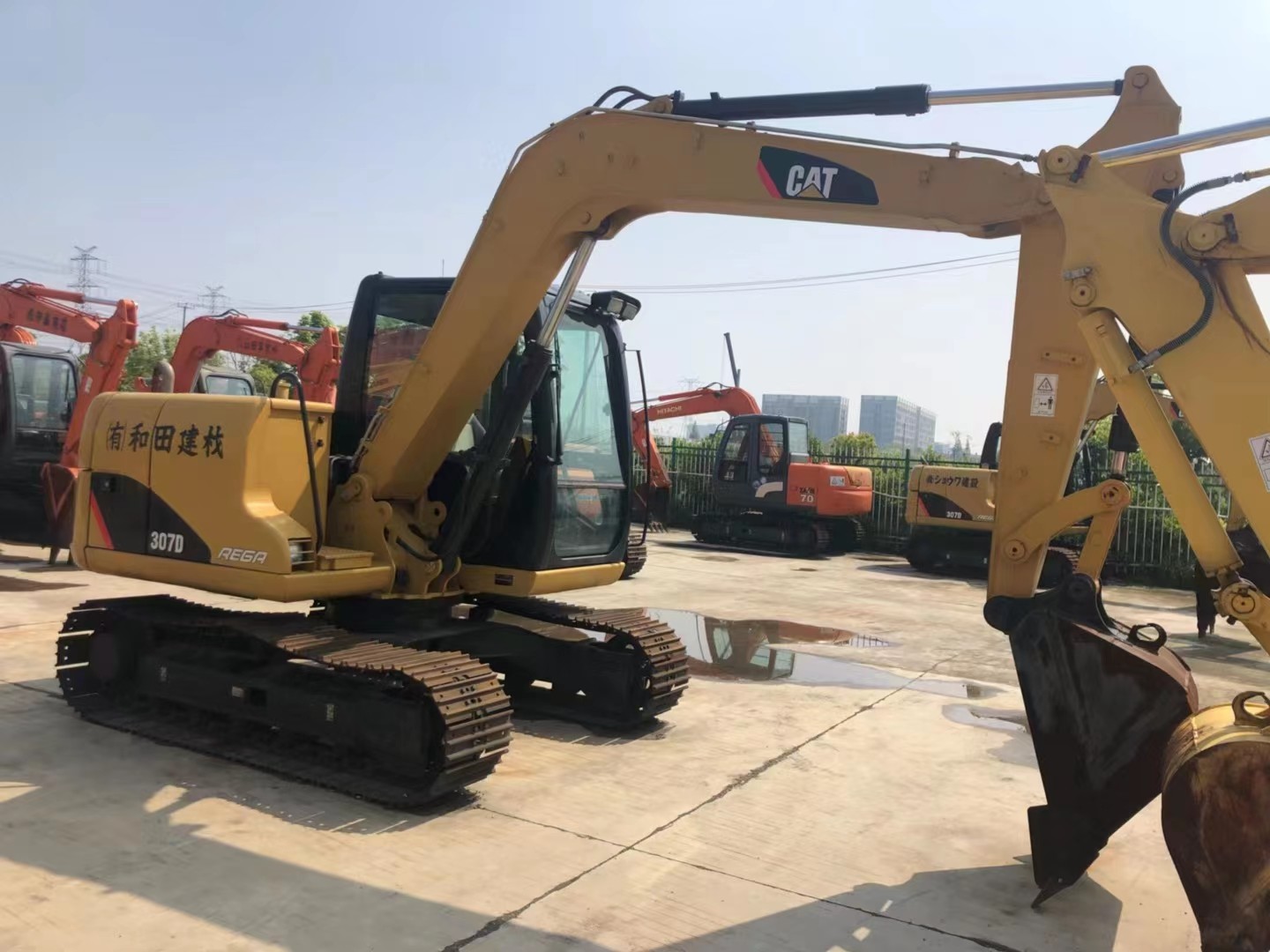 second hand cat excavator , good performing available for a fair price