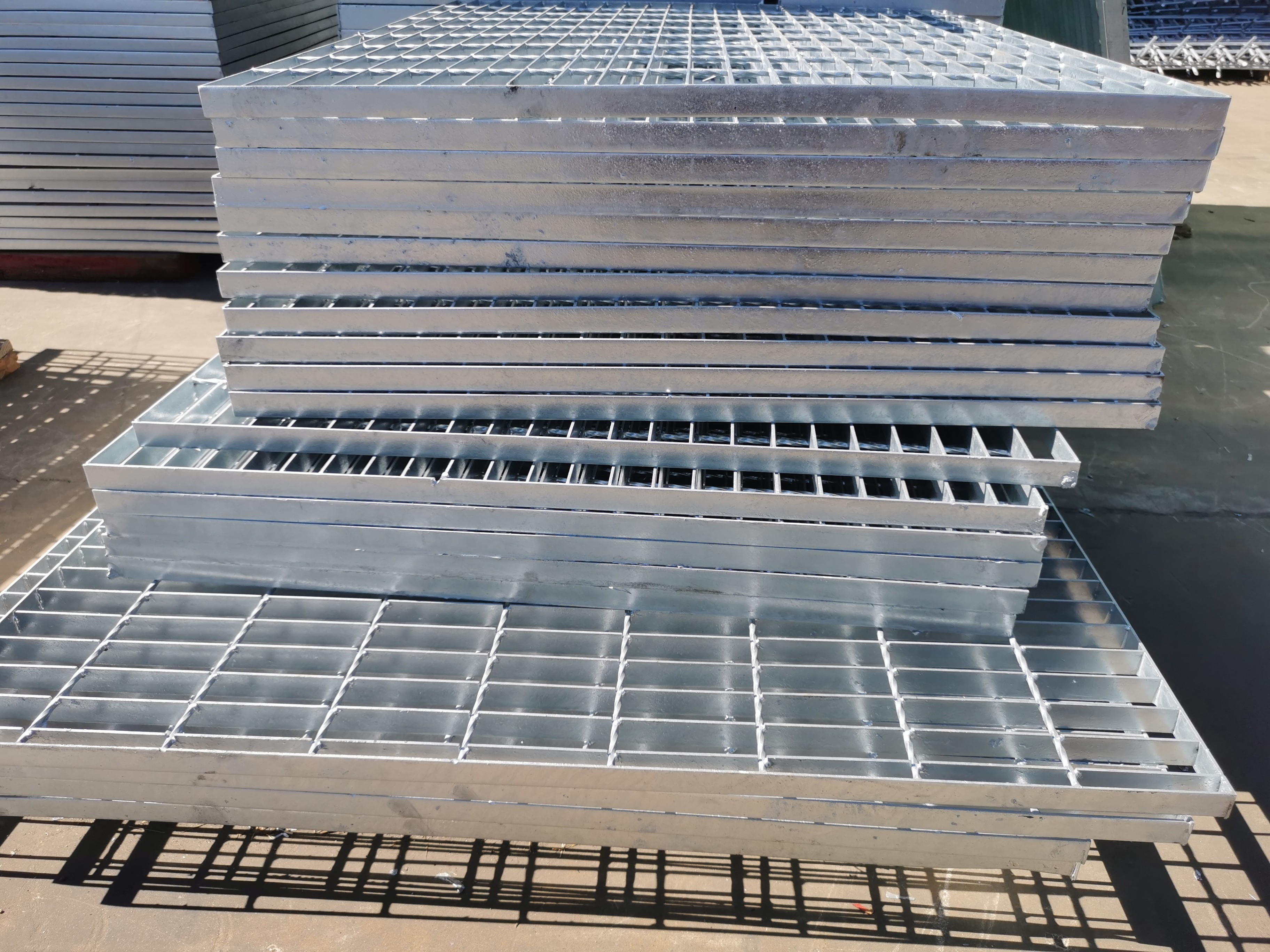 AS1657 Standard Anti Skid Steel Stair Treads Grating 100mm For Parking Lot