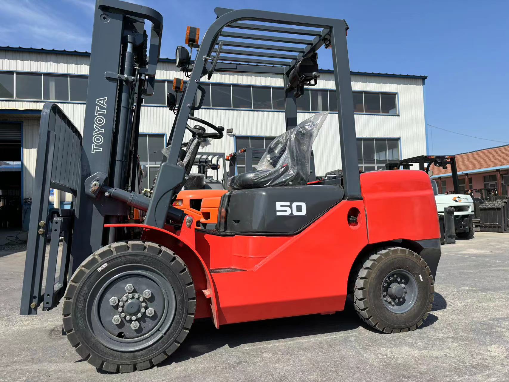 Euro5/EPA Certified 5 Ton Diesel Forklift Truck with Fork Positioner and Side Shifter