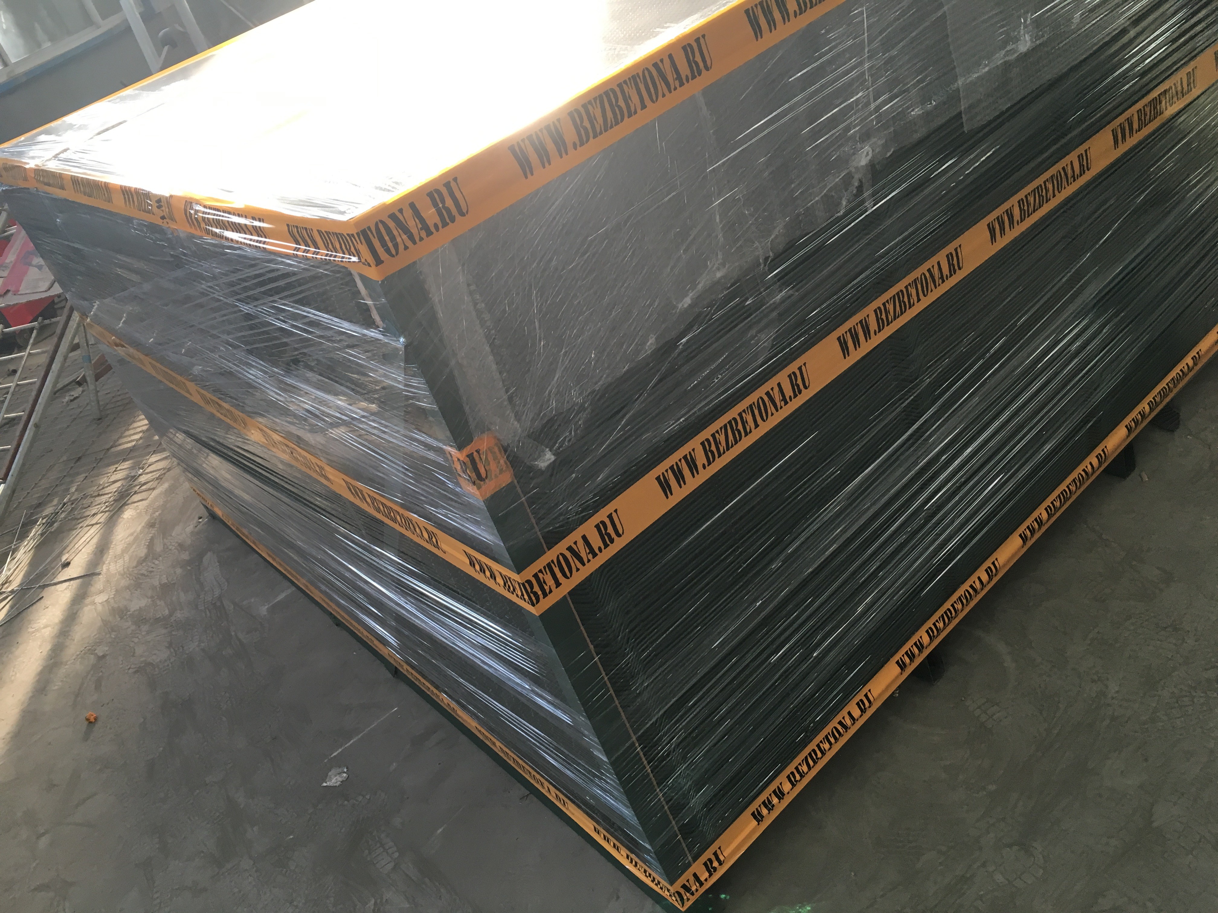 1030mm x 2500mm 3D Wire Mesh Fence Post and Clamp mesh opening :50mm x 200mm