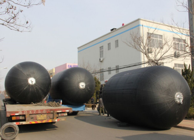 Pneumatic Boat Berthing Sling Rubber Fenders Customized Sizes
