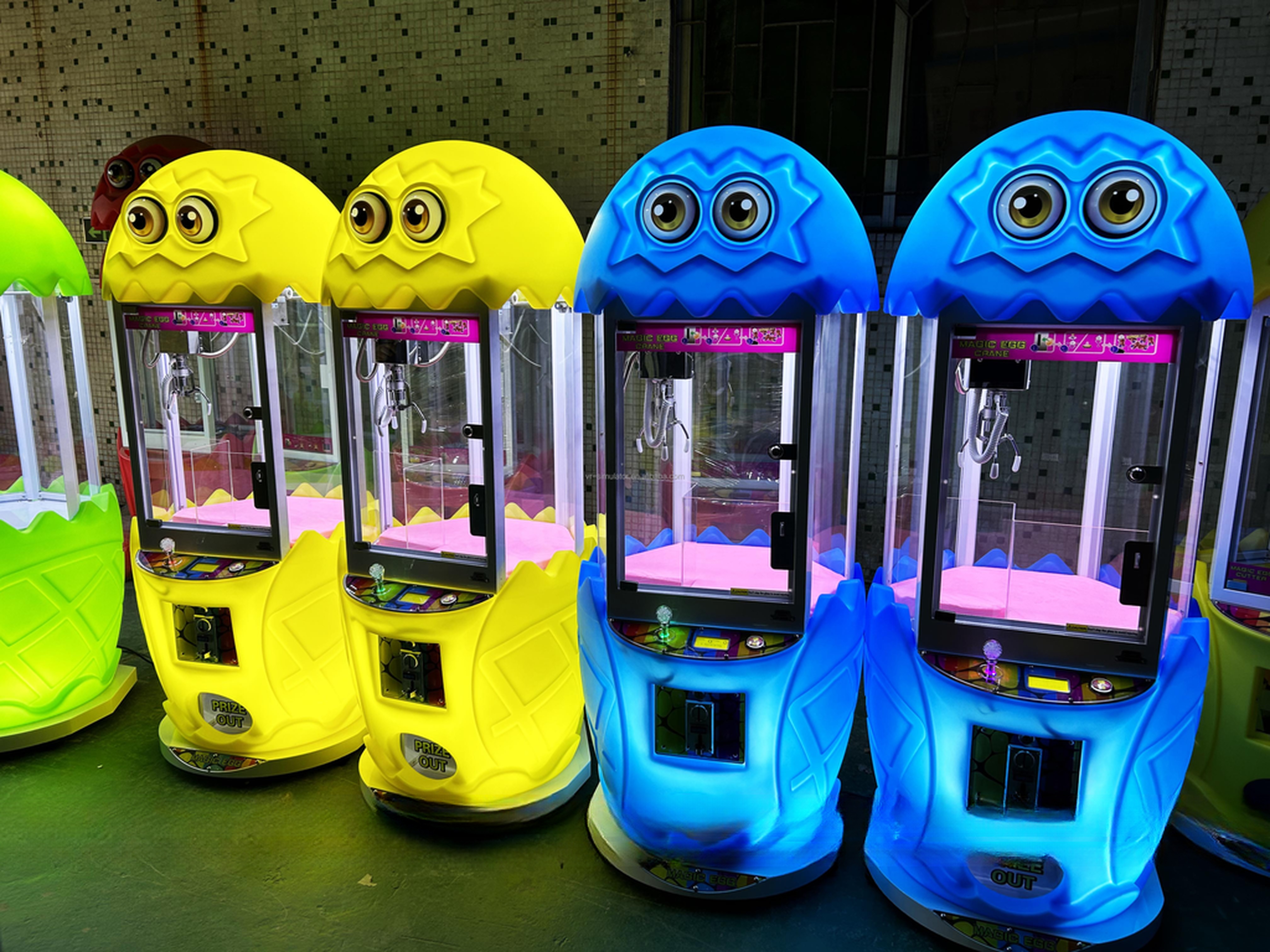 Dreamland Coin Operated Plush Toys Gift Game Machine Magic Egg Vending Crane Claw Machine For Game Room
